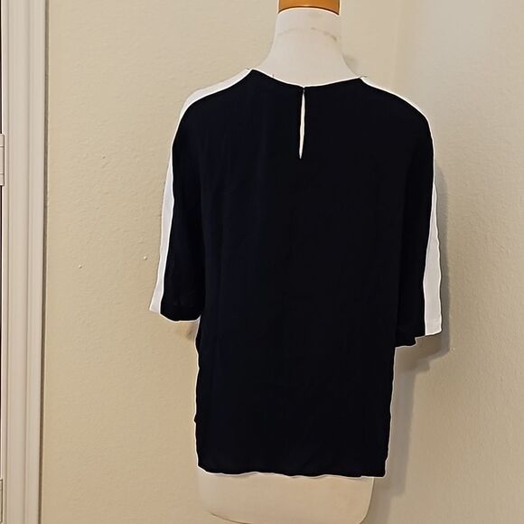 - A.L.C. Women's Short Sleeve Blouse Black with white panel sleeve Size me… - Picture 3 of 10